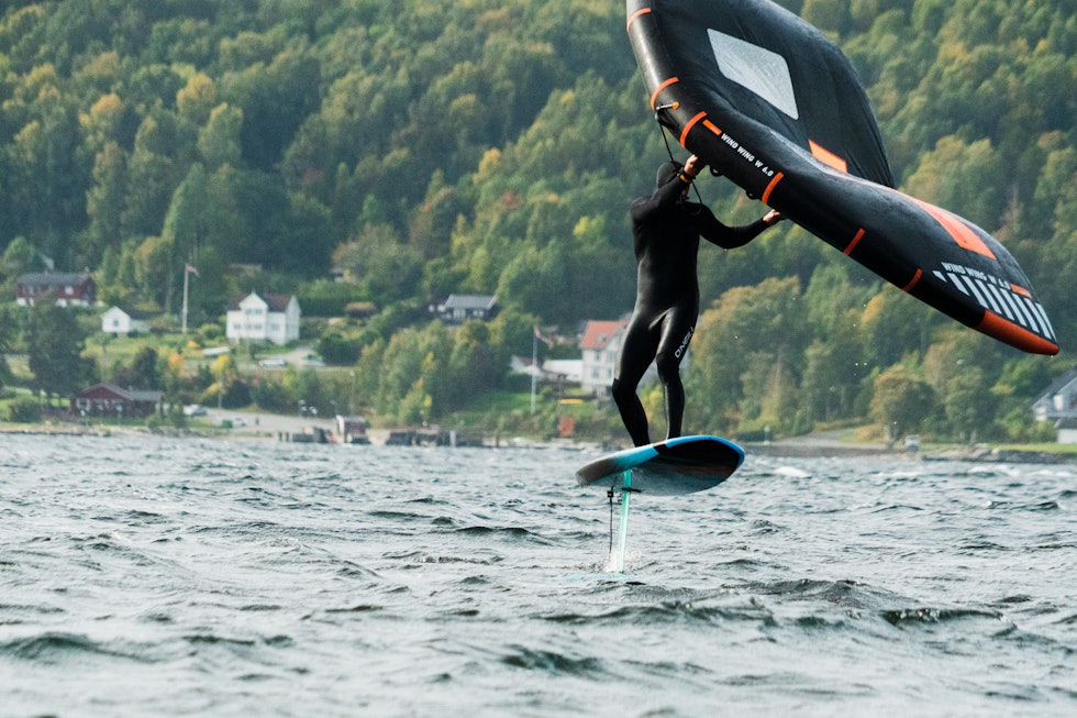 SOM Å FLY: Følelsen av å fly på foilen kan ikke sammenliknes med noen annen brettsport. Bilde: Christian Nerdrum SOM Å FLY: Følelsen av å fly på foilen kan ikke sammenliknes med noen annen brettsport. Bilde: Christian Nerdrum