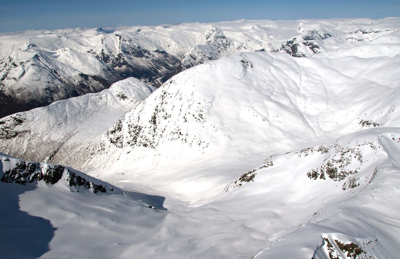 Nyastølseggi, Skredfjellet og Middagshaugen frå sør. / Toppturar i Sogn. Nyastølseggi, Skredfjellet og Middagshaugen frå sør. / Toppturar i Sogn.