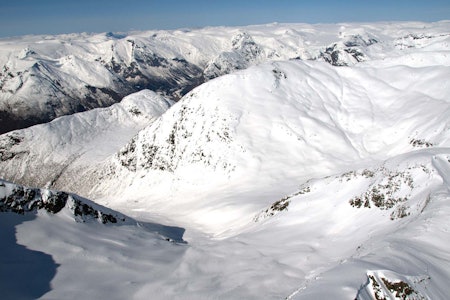 Nyastølseggi, Skredfjellet og Middagshaugen frå sør. / Toppturar i Sogn. Nyastølseggi, Skredfjellet og Middagshaugen frå sør. / Toppturar i Sogn.