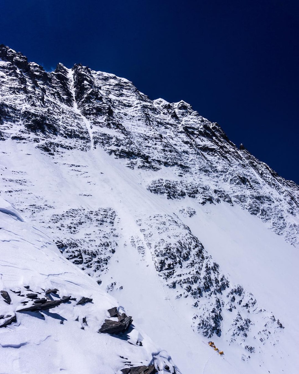 VERDENS RÅESTE LINJE: Renna på Lhotse går direkte fra toppen og er 50 grader bratt.