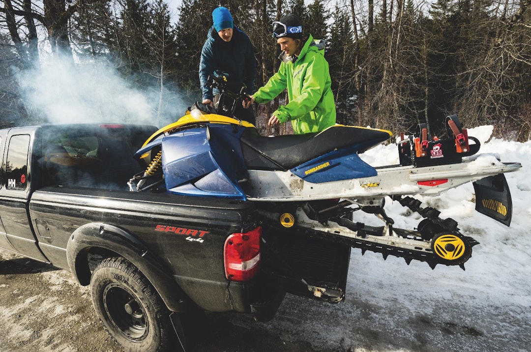 MOTORTRØBBEL: Skiopplevelsene står i kø med pickup og snøskuter i Canada. Men det må liksom virke da. Her tror artikkelforfatteren (til venstre) fortsatt at drømmen skal gå i oppfyllelse. Dana Flahr sørger for å rygge skuter´n trygt ned fra lasteplanet på bilen.