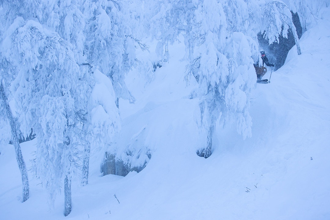 DYP: Sesongstarten i Hemsedal i år har vært dyp. Her nyter Hans Gabel Andresen skiforholdene. Foto: Kalle Hägglund Hemsedal