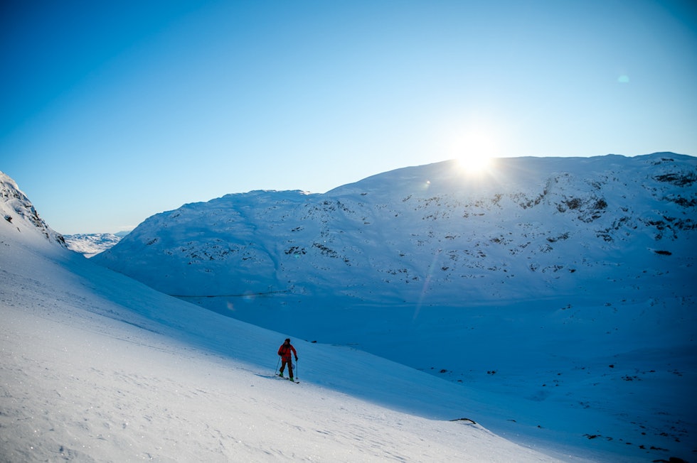 På vei ut av skyggen og inn i sola. Her begynte snøen å bli betraktelig bedre. Foto: Andreas Løve Storm Fausko Verjesteinsnuten Hauekli topptur