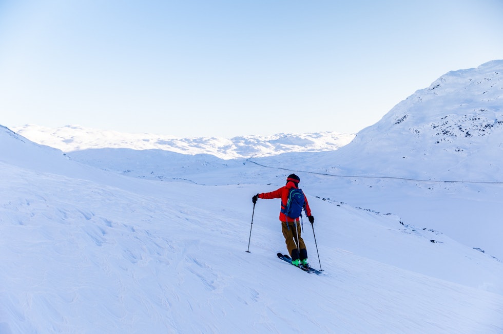Pål skuer ut over E134. Foto: Andreas Løve Storm Fausko Verjesteinsnuten topptur Haukeli