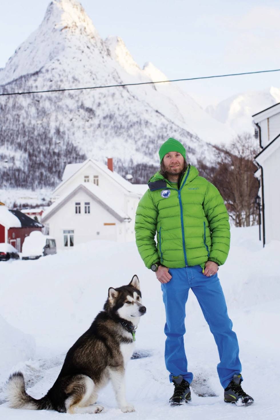 GOD PLASS: På bildet ser du Senjas toppturmiljø samlet på ett bilde, Bent Vidar Eilertsen og hunden Yeti. Det er altså plass til deg også. Foto: Thomas Kleiven