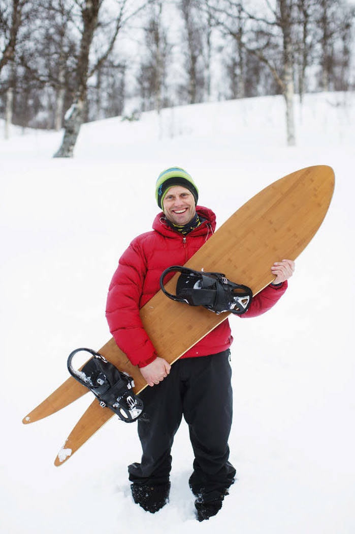 FISKEBRETT: Aadne Olsrud holder sitt japanske leketøy utenfor hjemmet i Tamok. Denne er favoritten i dyp pudder. Foto: Thomas Kleiven