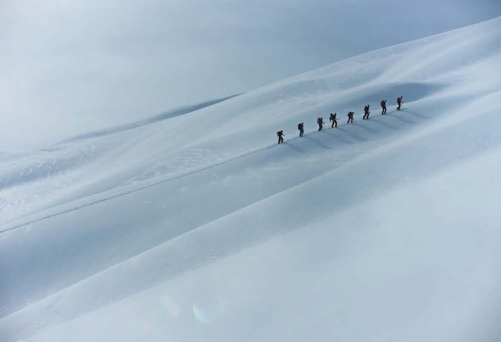 MAGI: Snø, lys og skygge i spill opp mot Meneseggi. Foto: Bård Basberg MAGI: Snø, lys og skygge i spill opp mot Meneseggi. Foto: Bård Basberg