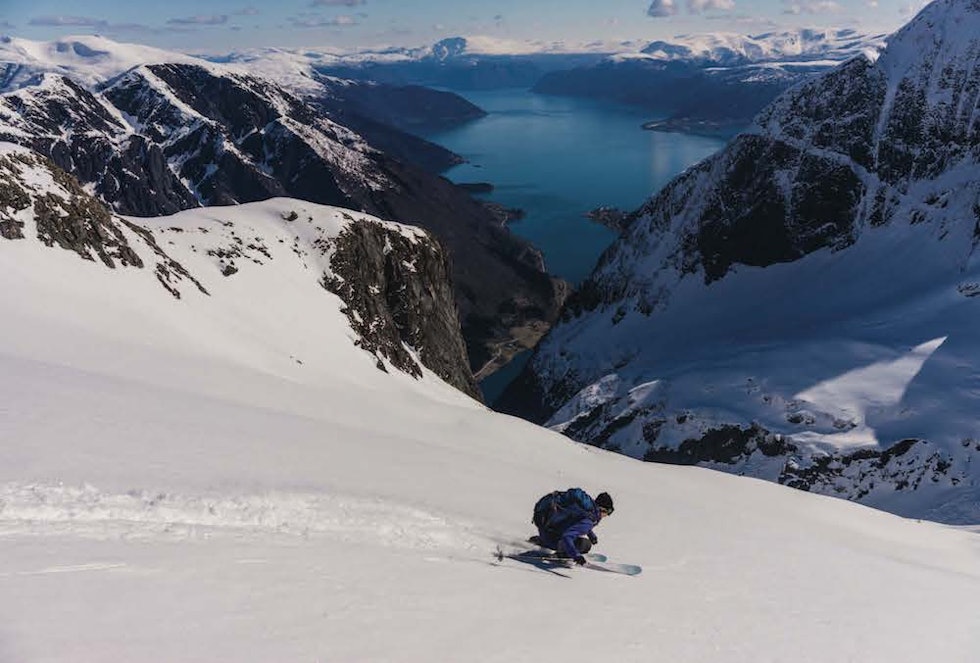 MOT FJORDEN: Marit Rolvsjord setter full fart ned mot Esebotn og Bale-strand. Foto: Bård Basberg MOT FJORDEN: Marit Rolvsjord setter full fart ned mot Esebotn og Bale-strand. Foto: Bård Basberg