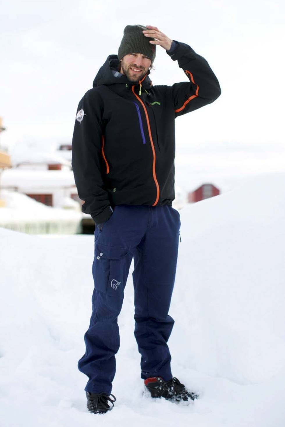  GUIDE: Seth Hobby retter på lua utenfor kontoret i Kabelvåg. Amerikaneren har lært seg hvor det lønner seg å lete etter god snø i Lofoten. Foto: Thomas Kleiven