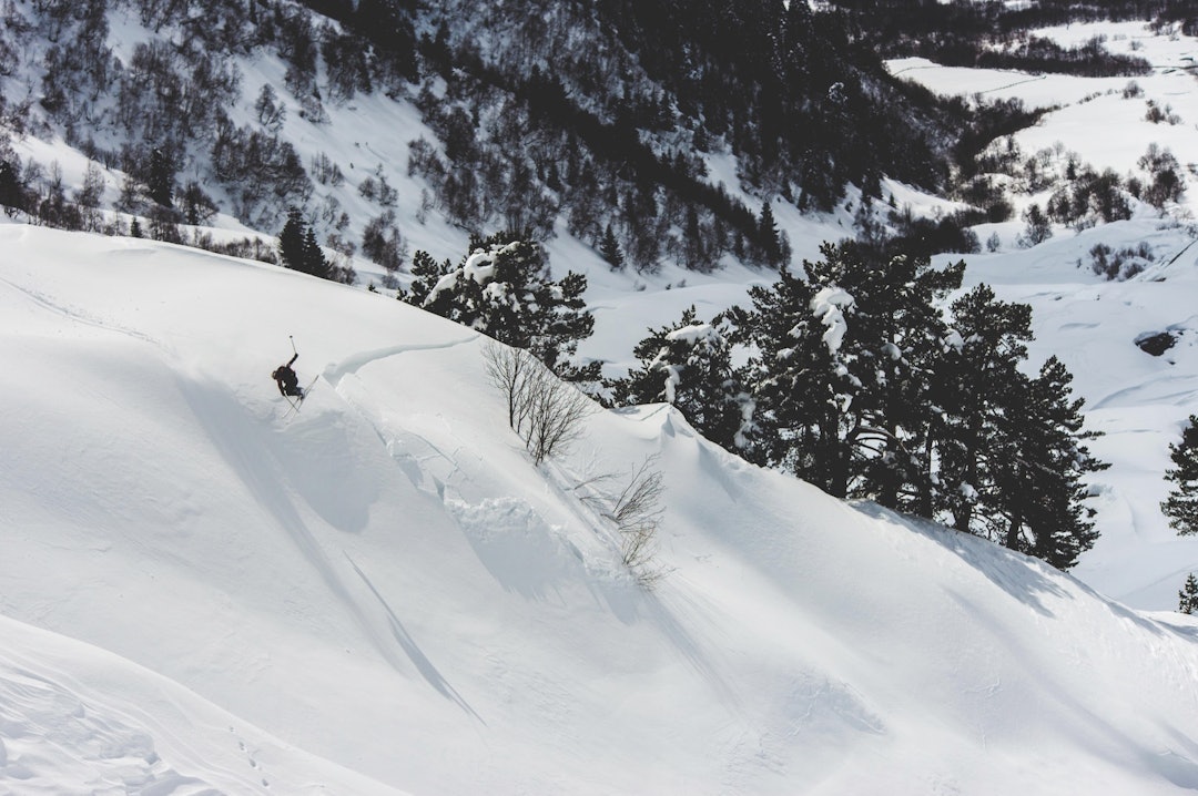 SNØPROBLEMATIKKEN: Ned frå Himmelberget gjorde ikkje snøen det enkelt for oss; store svingingar i temperaturen hadde skapt svake lag i snødekket som stadig truga med å breiste. SNØPROBLEMATIKKEN: Ned frå Himmelberget gjorde ikkje snøen det enkelt for oss; store svingingar i temperaturen hadde skapt svake lag i snødekket som stadig truga med å breiste.