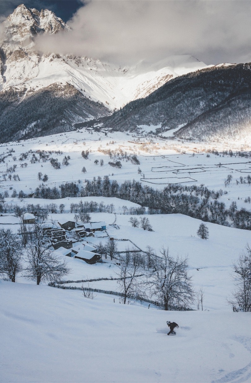 NASJONALFJELLET: Ushba på 4710 moh. tronar høgt over Grand Hotel Ushba og har vore eit ynda mål for klatrarar frå heile verda. Å køyre ned frå toppen på ski ville vere vanskeleg, men kanskje ikkje umogleg?