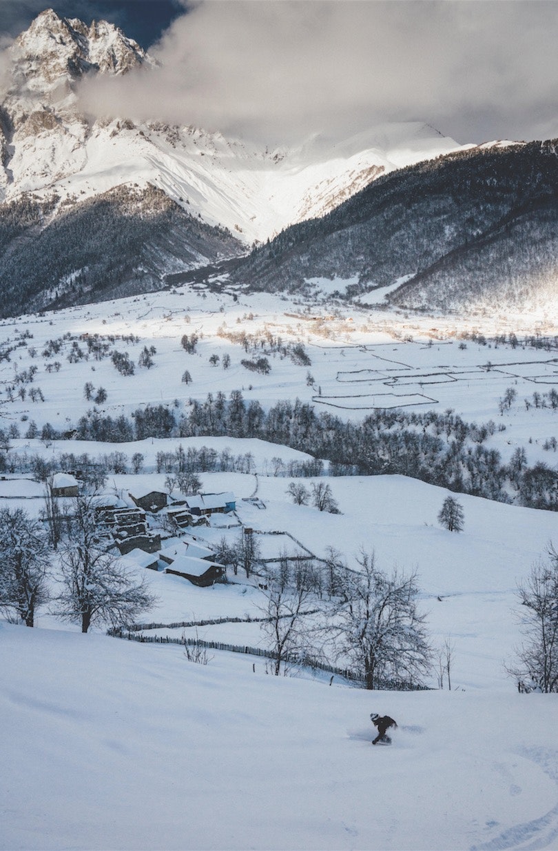 NASJONALFJELLET: Ushba på 4710 moh. tronar høgt over Grand Hotel Ushba og har vore eit ynda mål for klatrarar frå heile verda. Å køyre ned frå toppen på ski ville vere vanskeleg, men kanskje ikkje umogleg? NASJONALFJELLET: Ushba på 4710 moh. tronar høgt over Grand Hotel Ushba og har vore eit ynda mål for klatrarar frå heile verda. Å køyre ned frå toppen på ski ville vere vanskeleg, men kanskje ikkje umogleg?