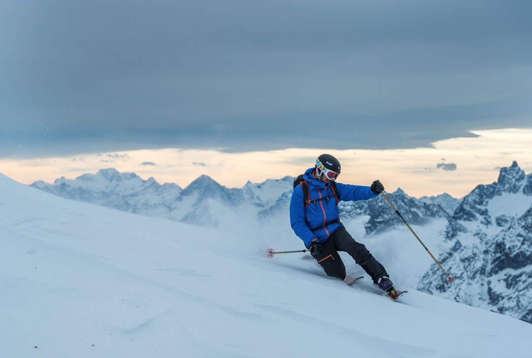 KANTING: Lothar Hofer setter telemarkssvingen på vei ned et sted i Cervinias bakgård. Et potensialt bra frikjøringssted, men hvor du helst reiser på været. KANTING: Lothar Hofer setter telemarkssvingen på vei ned et sted i Cervinias bakgård. Et potensialt bra frikjøringssted, men hvor du helst reiser på været.