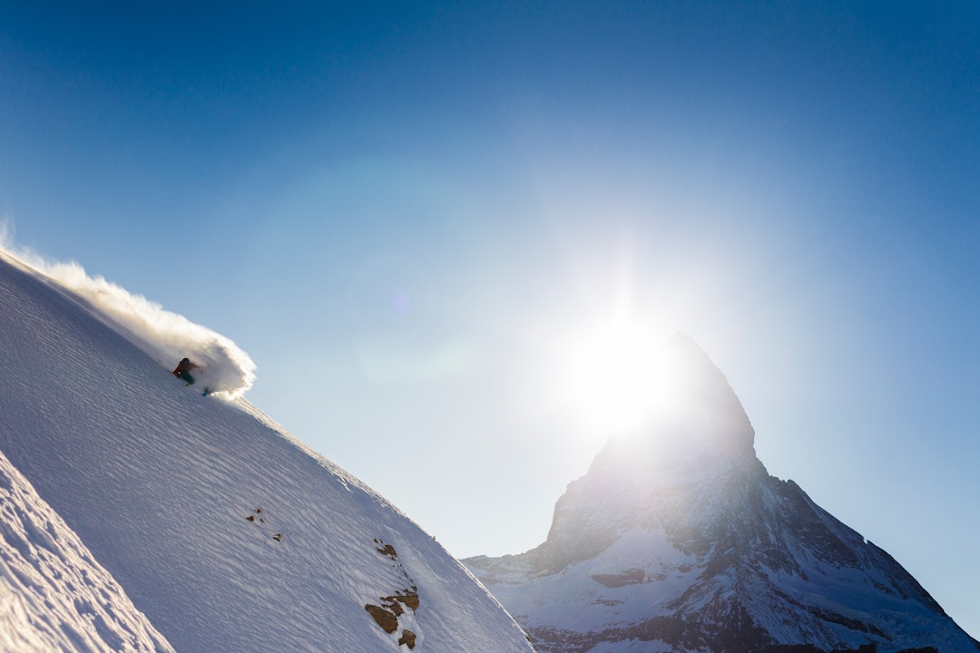 HJEMMEBANE: Matterhorn og Sam Anthamatten er to ski- og  fjellsportkjendiser som hører hjemme i Zermatt. Her er begge fanga i samme foto. Foto: Jeremy Bernard