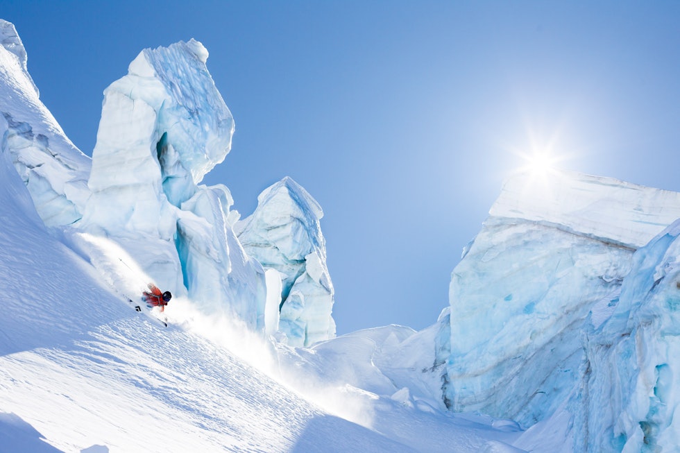 SNOWFINDER.CH: Når du kjenner hver eneste krik og krok i et gigantisk anlegg som Zermatt, da  nner du dypt føre blant iskosser høyt til fjells. Sam Anthamatten tar et dypdykk på hjemmebane. Foto: Jeremy Bernard