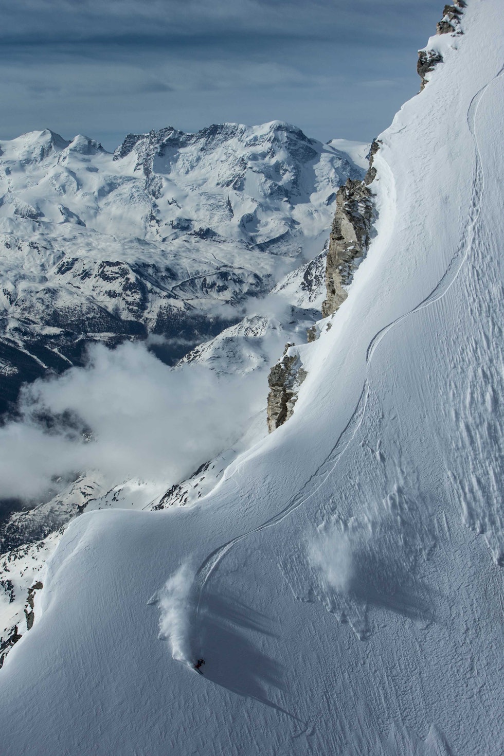 BRATT: Sam Anthamatten kjører ei bratt og eksponert linje i junipudder høyt over havet i Zermatt. Foto: Dominique Daher BRATT: Sam Anthamatten kjører ei bratt og eksponert linje i junipudder høyt over havet i Zermatt. Foto: Dominique Daher