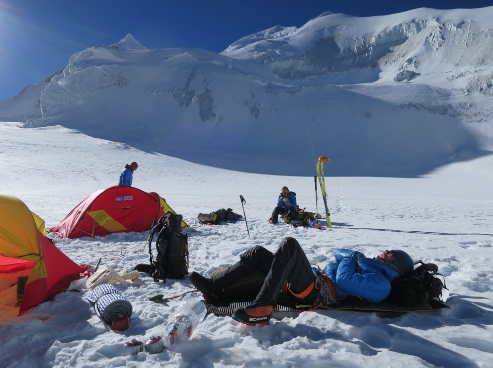 HØYDEARBEID: Aamot, Caspersen og Felde hviler i campen. HØYDEARBEID: Aamot, Caspersen og Felde hviler i campen.