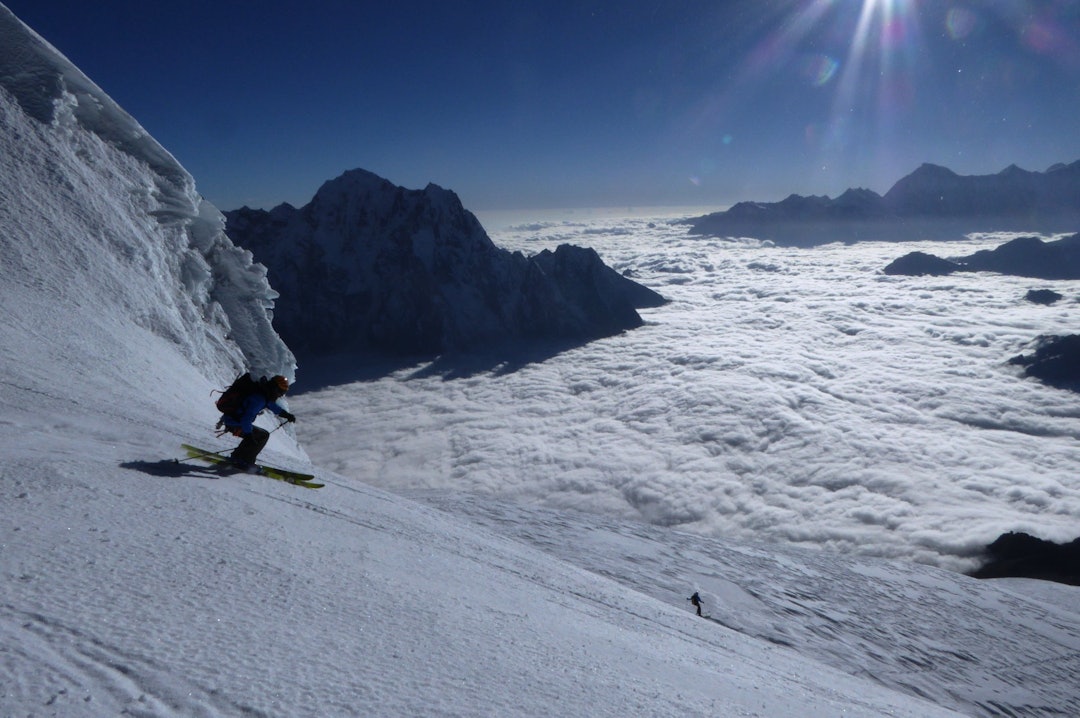 HØYT TIL FJELLS: Jørgen Aamot svinger på 6000 meters høyde på Larkya Peak. Bilde: Sigurd Felde