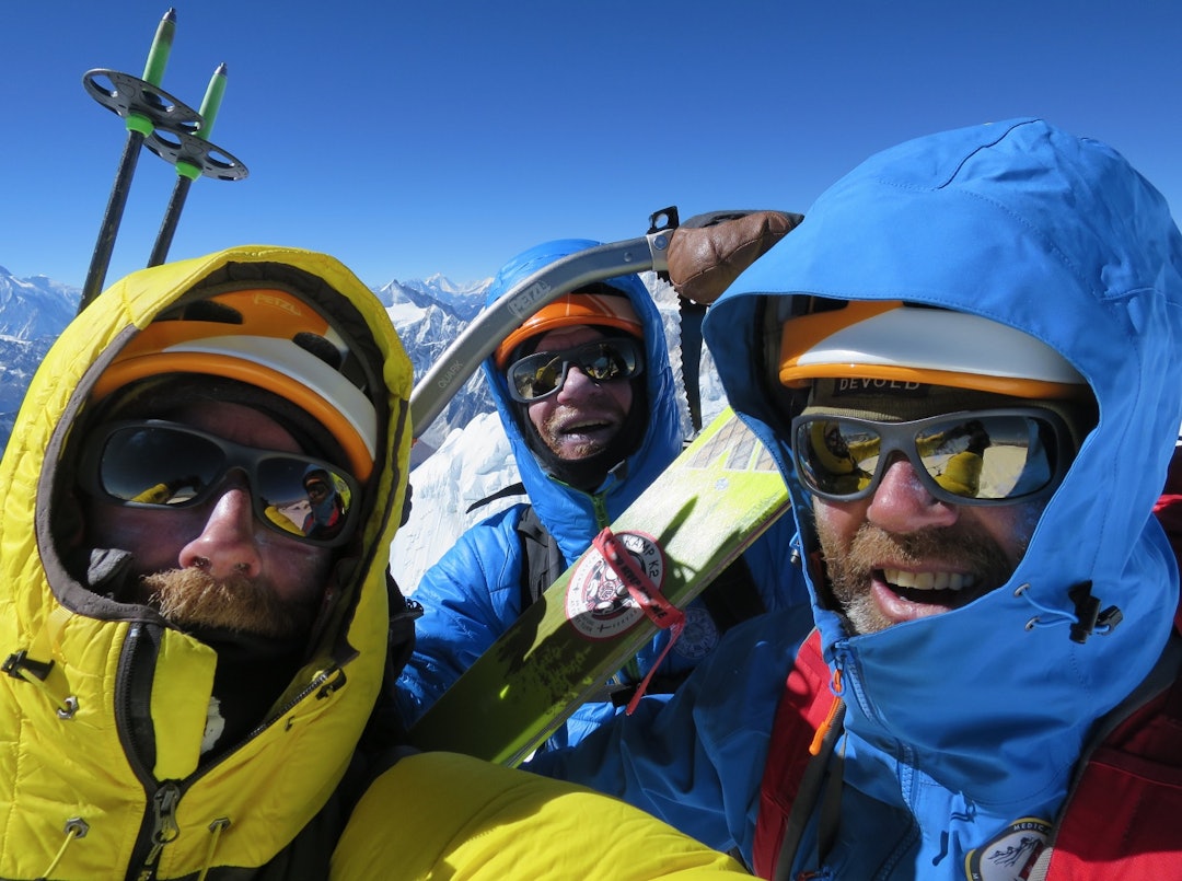 TOPPSELFIE: Aamot, Robert Caspersen og Sigurd Felde på toppen av Pawar Himal. Aamot kjørte på ski ned. Bilde: Aamot