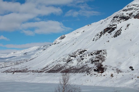 Flanken på Kvessenuten gir fin nedkjøring. Foto: Ida Sollie. / Toppturer i Sørvest. Flanken på Kvessenuten gir fin nedkjøring. Foto: Ida Sollie. / Toppturer i Sørvest.