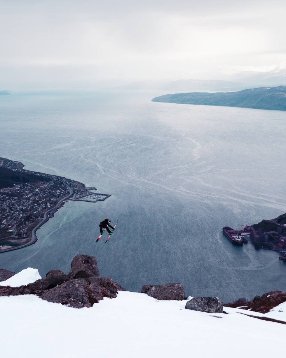 HOPP I HAVET: Norefjell har aller mest høydemeter, men uten forkleinelse til Krøderen, så er det litt fetere å hoppe ut i saltvann. Her er Sondre Loftsgarden i Narvik. Foto: Alric Ljunghager
