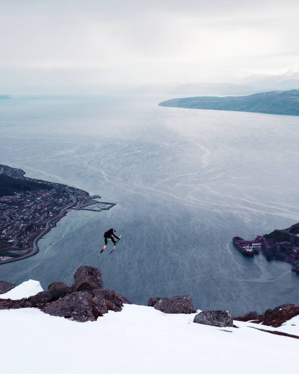 HOPP I HAVET: Norefjell har aller mest høydemeter, men uten forkleinelse til Krøderen, så er det litt fetere å hoppe ut i saltvann. Her er Sondre Loftsgarden i Narvik. Foto: Alric Ljunghager HOPP I HAVET: Norefjell har aller mest høydemeter, men uten forkleinelse til Krøderen, så er det litt fetere å hoppe ut i saltvann. Her er Sondre Loftsgarden i Narvik. Foto: Alric Ljunghager