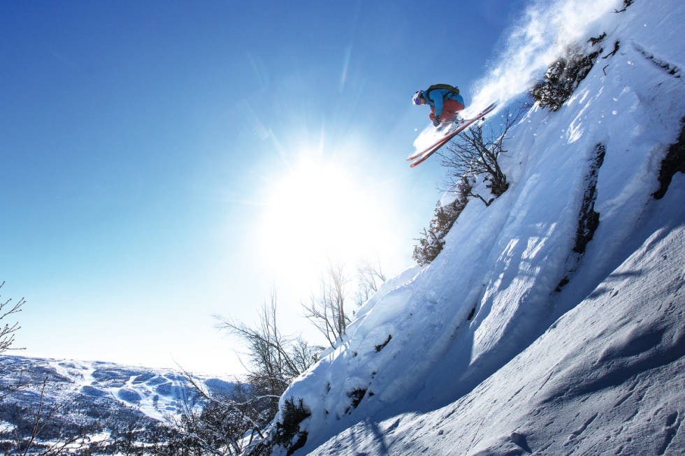 SOLSIDA: Sondre Lindkjølen viser kontroll i solsida på Geilo. Fra denne klippen er det mulig å skli rett inn på Holms Hotell innen to minutter. Foto: Kristoffer Kippernes SOLSIDA: Sondre Lindkjølen viser kontroll i solsida på Geilo. Fra denne klippen er det mulig å skli rett inn på Holms Hotell innen to minutter. Foto: Kristoffer Kippernes