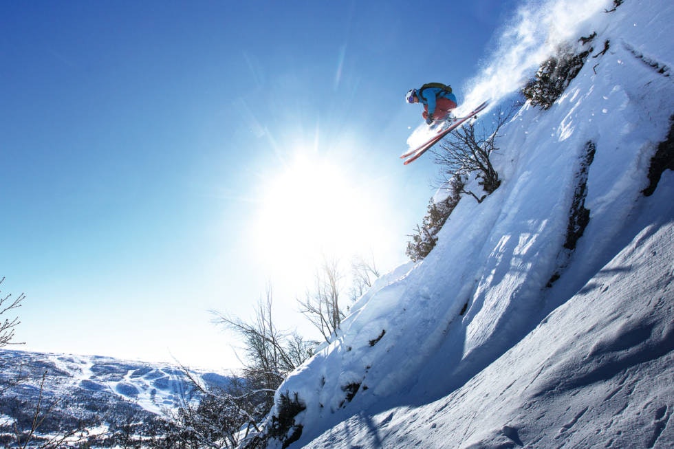 SOLSIDA: Sondre Lindkjølen viser kontroll i solsida på Geilo. Fra denne klippen er det mulig å skli rett inn på Holms Hotell innen to minutter. Foto: Kristoffer Kippernes