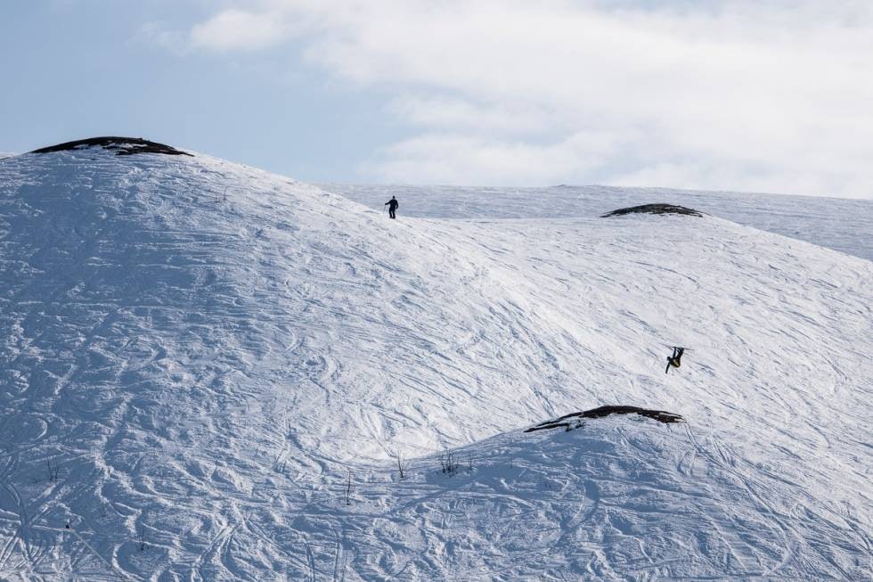 NATURLIGE KVALITETER: Trysil er den store motoren i skiheis-Norge. De har bra park – og også noen klassiske naturlige hits. Her er Robert Ruud i svevet. Bendik Øye venter på tur. Foto: Vegard Breie