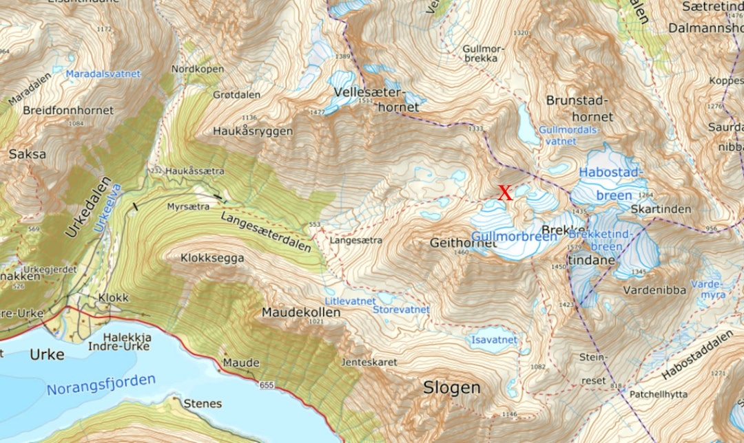 ULYKKESSTEDET: Skredet gikk i fjellsiden nord for Gullmorbreen nordøst for Urke på Sunnmøre.