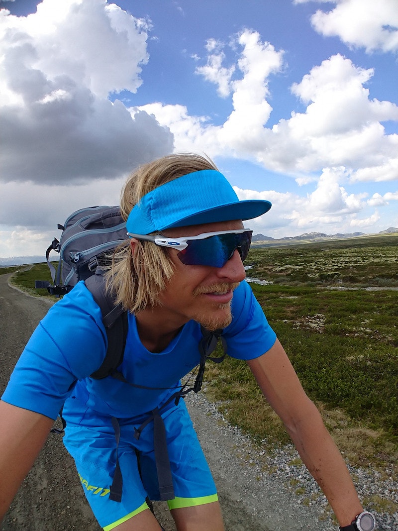 Gjermund Nordskar på vei inn til Rondvasbu. Nordskar på vei inn til Rondvassbu med sykkel - 2018 - Privat 800x