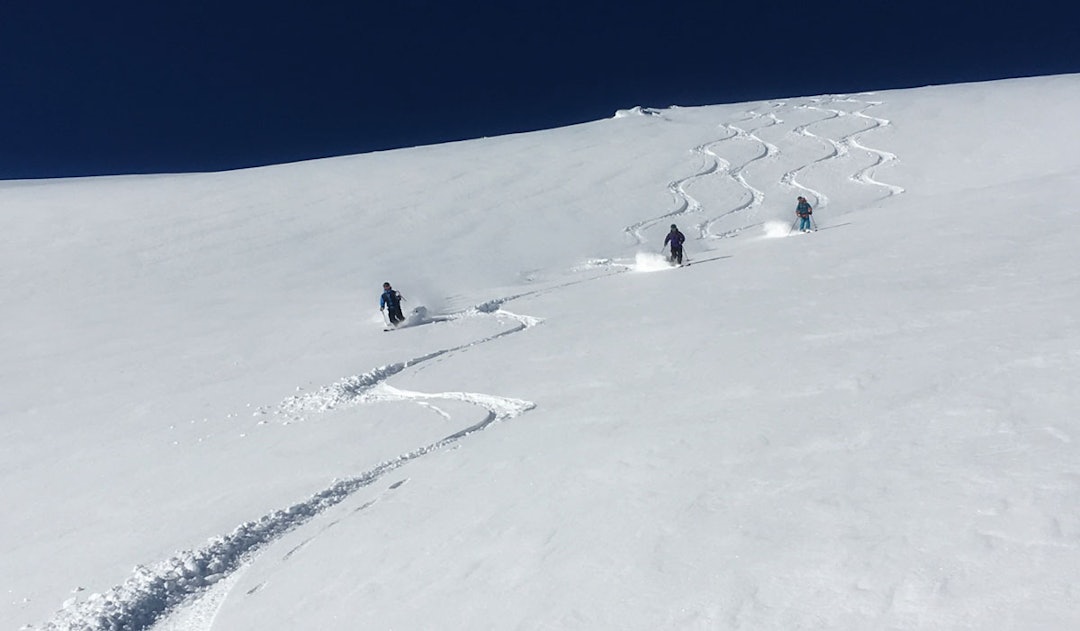 FINT OG SKUMMELT: Masse nysnø og fint føre – men krevende skredforhold på Sunnmøre. Dette er fra lørdag på Strandafjellet. Foto: Oscar Almgren