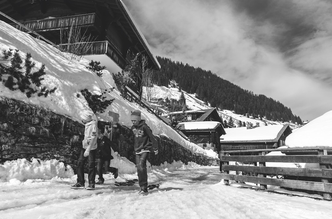 BILFRI: Mürren er en tradisjonell alpelandsby med gårdsdrift og bilfrie veier. Ganske enkelt fordi du må ta gondol for å komme hit. BILFRI: Mürren er en tradisjonell alpelandsby med gårdsdrift og bilfrie veier. Ganske enkelt fordi du må ta gondol for å komme hit.