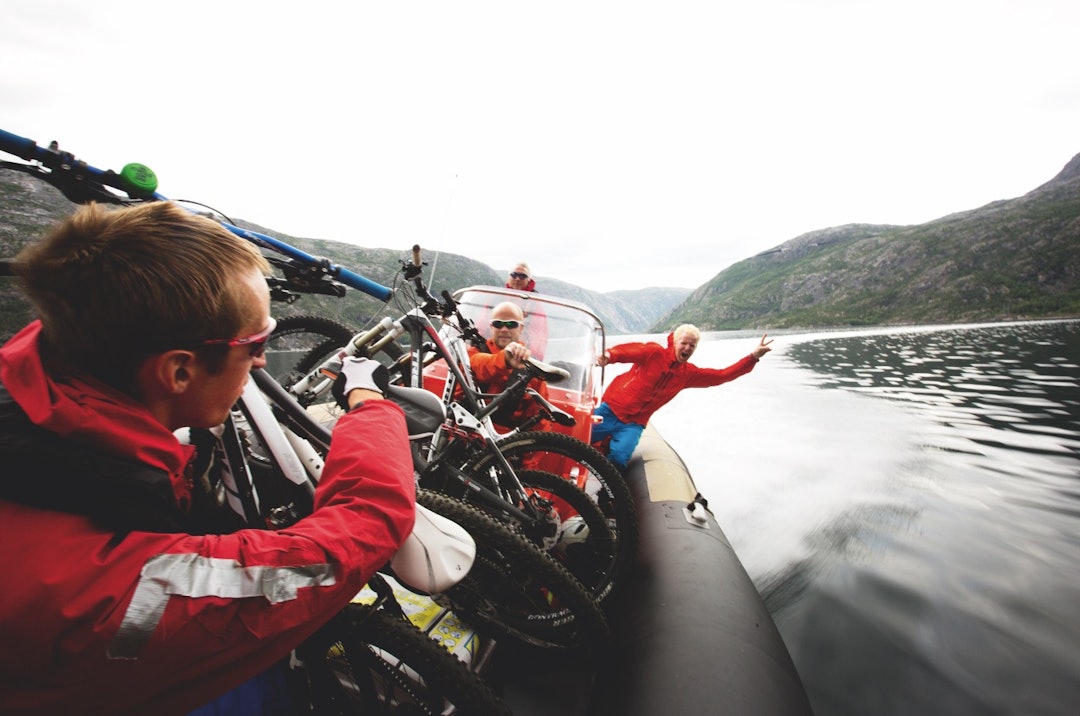 EPISK AVSLUTNING: Sykler du Rallarvegen til Rombaksbotn i turistsesongen, er det mulig å bestille båttur med RIB tilbake til Narvik. Sture Pettersen er greit fornøyd med spesialbehandlingen vi fi kk på slutten av vår tur.