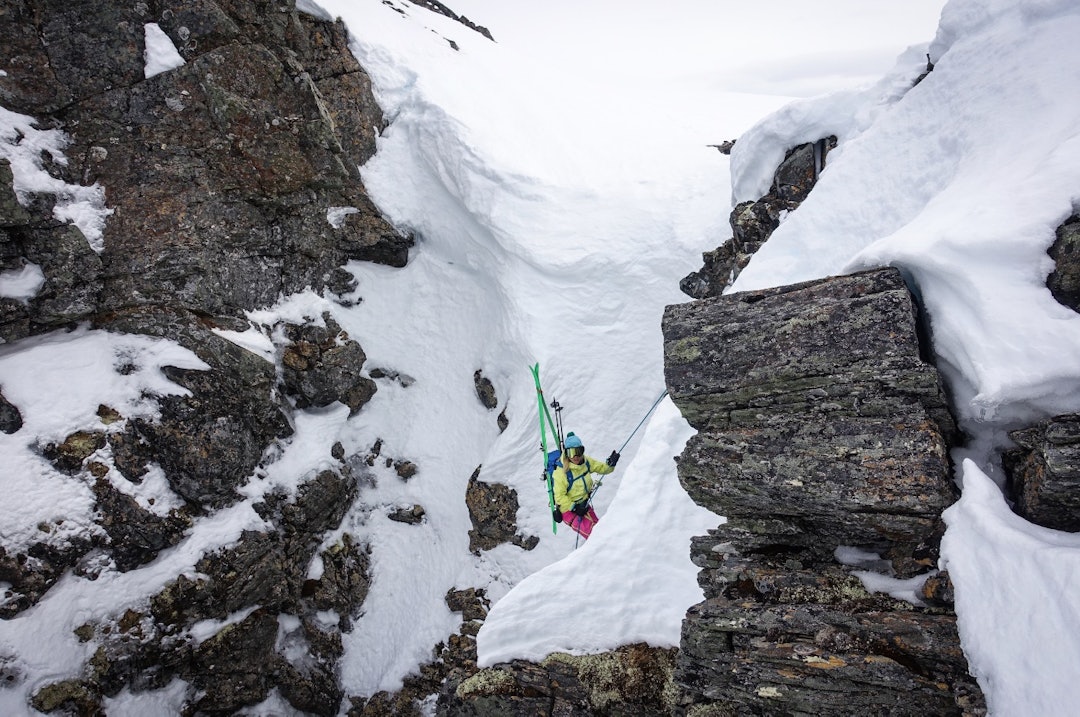 NORSKSVENSK: Stålnacke er fra Kiruna og har bodd mange år i Norge, både i Oslo og i Tromsø. Her er hun på rappellen inn i Øksehogget. Bilde: Tom Grant NORSKSVENSK: Stålnacke er fra Kiruna og har bodd mange år i Norge, både i Oslo og i Tromsø. Her er hun på rappellen inn i Øksehogget. Bilde: Tom Grant