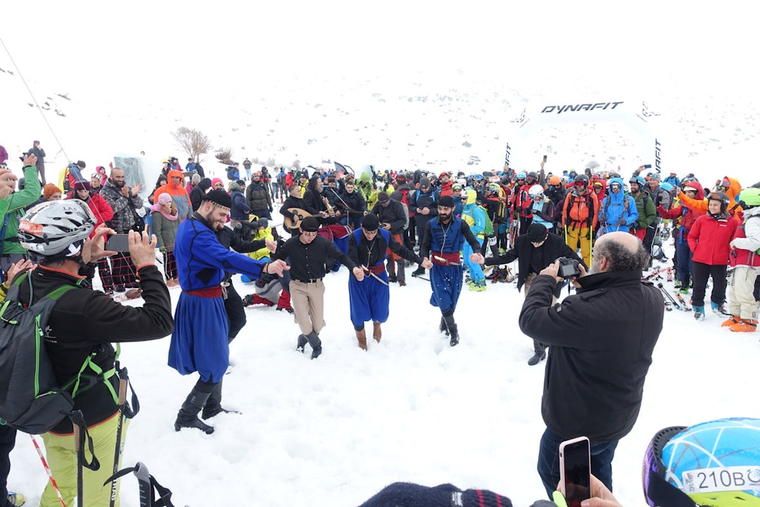 START-SHOW: Lokale dansere og musikere sørget for underholdning før start. Foto: Tore Meirik START-SHOW: Lokale dansere og musikere sørget for underholdning før start. Foto: Tore Meirik