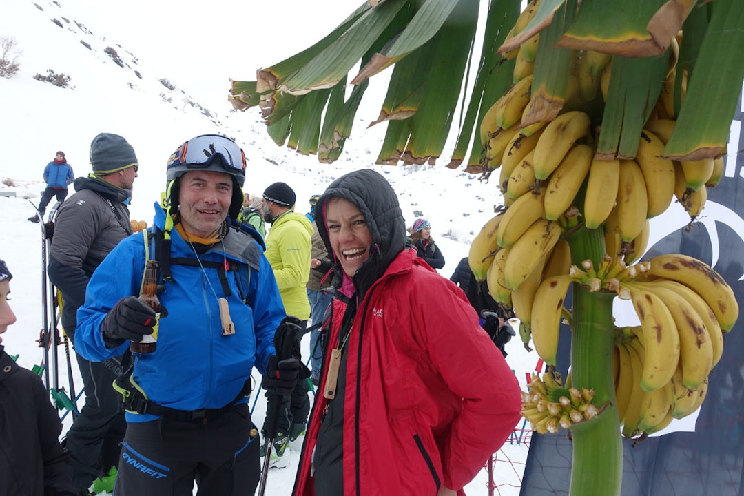 I MÅL: Simula Paraschaki serverer lokalt øl og lokal banan til Konstantinos Polydakis. Foto: Tore Meirik I MÅL: Simula Paraschaki serverer lokalt øl og lokal banan til Konstantinos Polydakis. Foto: Tore Meirik