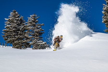 FINN NOE SOM PASSER: Bra utstyr er viktig for den gode opplevelsen - også for snowboardproffen Torgeir Bergrem. Bilde: Nitro Torgeir Bergrem pudder