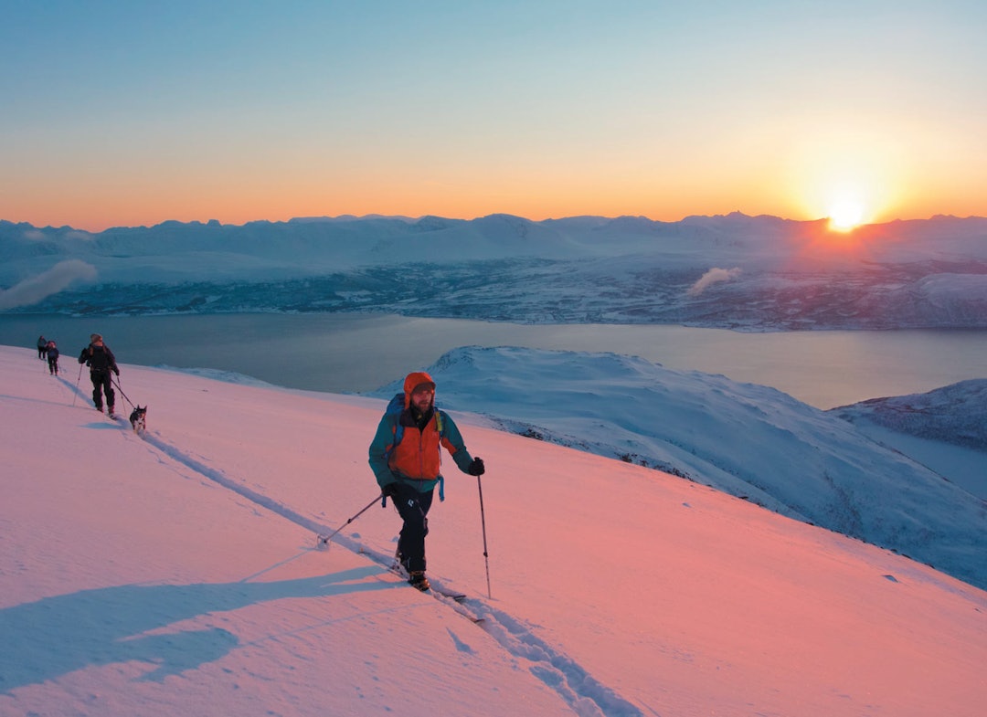 Hans Andersen, Lene Fisker, Torunn Bugjerde og Linda Cecilia Haaland på vei mot Nordfjellet på en tidlig vinterdag. Foto: Eimund Bakke. / Toppturer i Troms. Hans Andersen, Lene Fisker, Torunn Bugjerde og Linda Cecilia Haaland på vei mot Nordfjellet på en tidlig vinterdag. Foto: Eimund Bakke. / Toppturer i Troms.