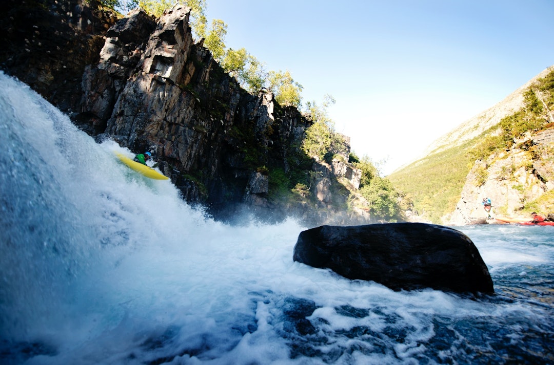 STÅLKONTROLL: Tekniske ferdigheter på topp slalåmpadlenivå kombinert med psyke, fysikk og motivasjon som mangler sidestykke er nøkkelen til Flemmings legendestatus. Her padler han i Øvre Grøvu i Møre & Romsdal. Bilde: Martin Innerdal Dalen STÅLKONTROLL: Tekniske ferdigheter på topp slalåmpadlenivå kombinert med psyke, fysikk og motivasjon som mangler sidestykke er nøkkelen til Flemmings legendestatus. Her padler han i Øvre Grøvu i Møre & Romsdal. Bilde: Martin Innerdal Dalen