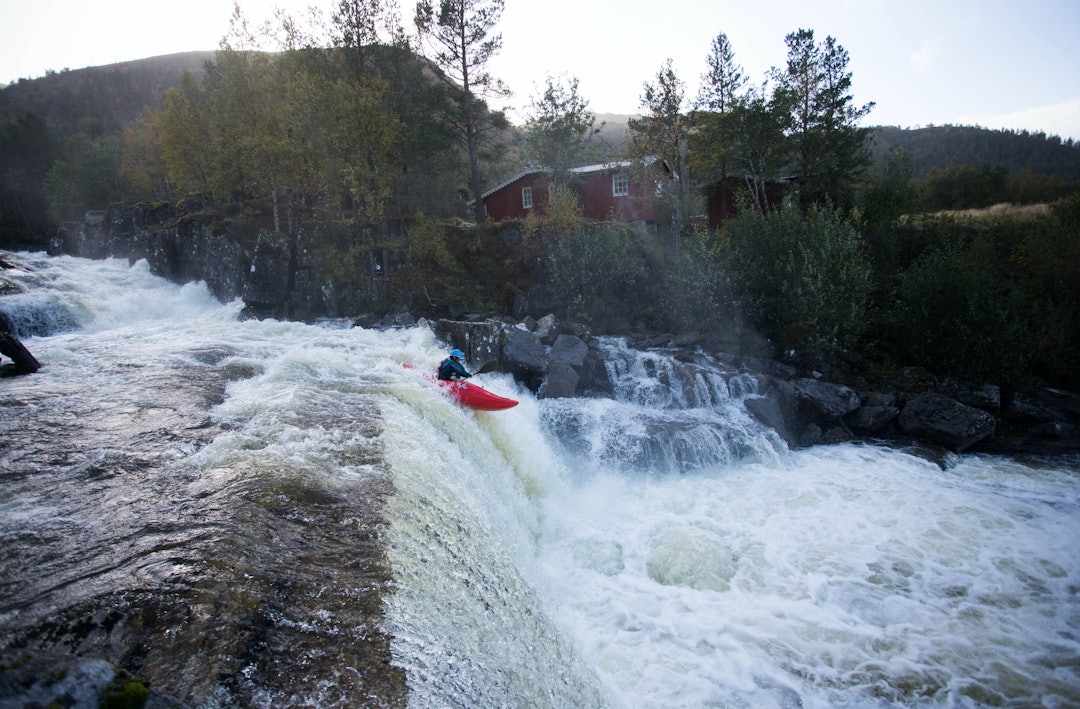 SNILL: Kjølig vær sent i september og småtriste, midtnorske omgivelser stopper ikke Flemming når det er bratt padling på gang. Her fra Vutudalselva i Snillfjord i Sør-Trøndelag. Bilde: Tore Meirik SNILL: Kjølig vær sent i september og småtriste, midtnorske omgivelser stopper ikke Flemming når det er bratt padling på gang. Her fra Vutudalselva i Snillfjord i Sør-Trøndelag. Bilde: Tore Meirik