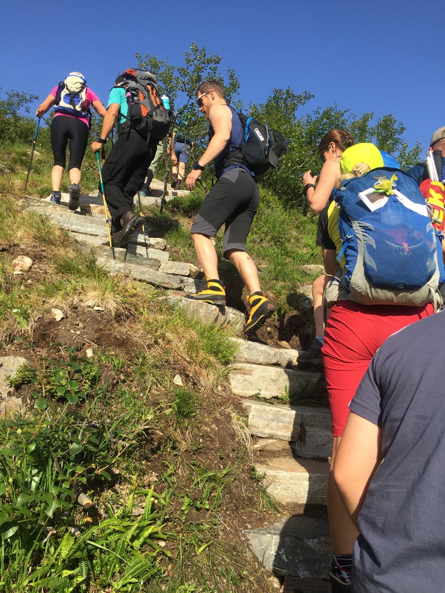 FOLKSOMT: Fra de første trappene opp fra Vengedalen. Her gikk 10 000 mennesker i 2015, 17 000 i 2016, 21 000 i 2017 og 27 000 personer i fjor. Foto: Tore Meirik