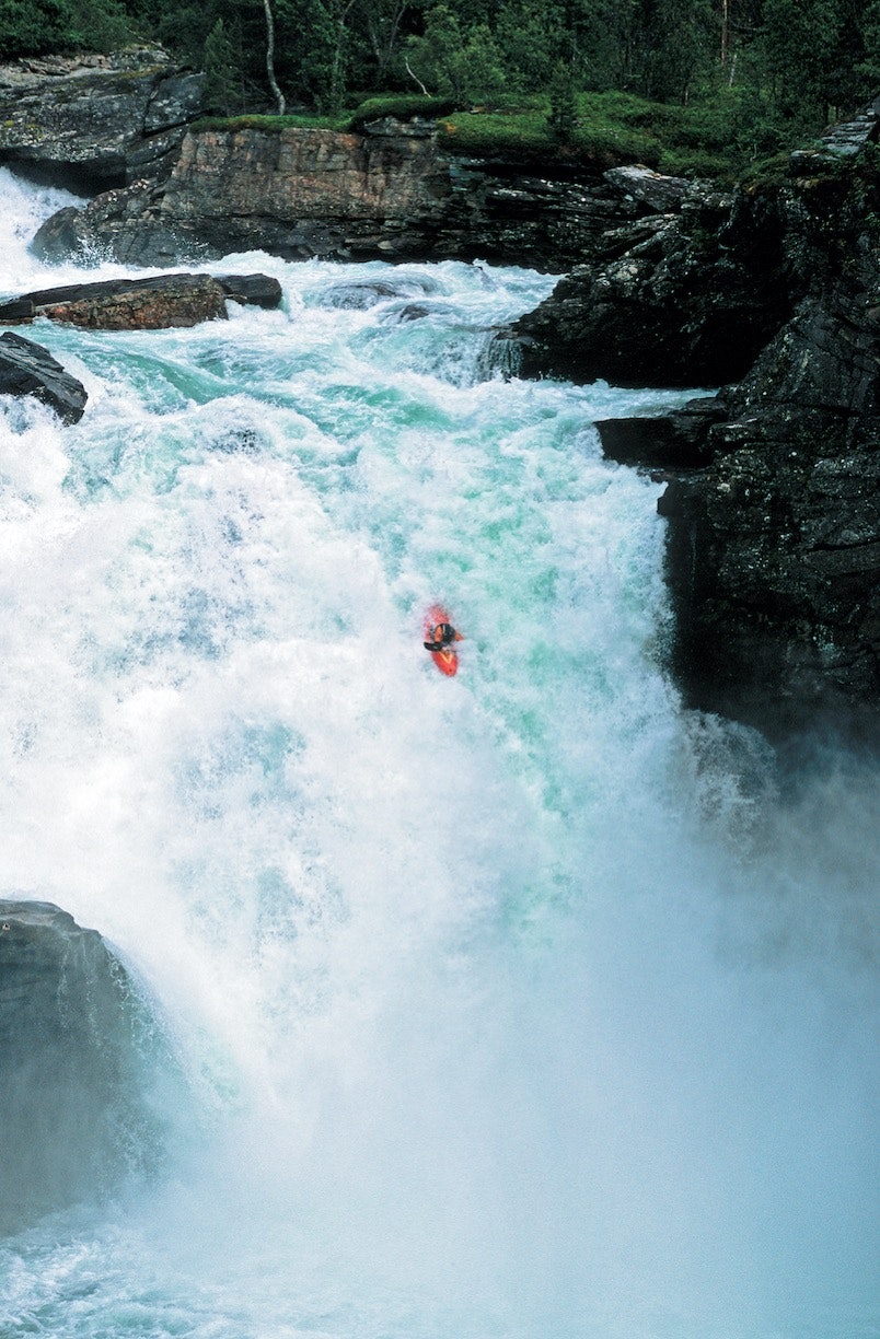 KARSTYKKE: Siden førstegangspadlingen i 1999 har mange padlet Flemmingfossen i Rauma – og mange har skadet seg – men ikke Flemming, som var førstemann utfor den enorme fossen. For øvrig foran kameraene til Teton Gravity Research. Bilde: Dan Armstrong