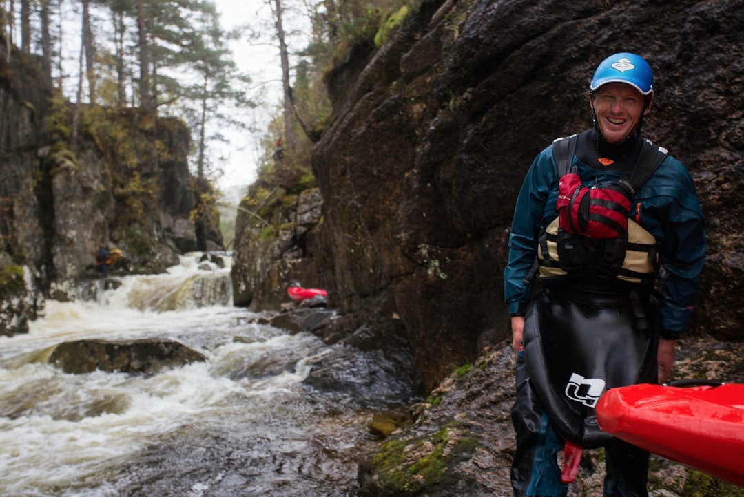 GODT HUMØR: Selv om han er berykta for å skremme vannet av de han har med seg på padletur, er ingenting skummelt med Flemming sjøl. Han er alltid i godt humør på elva. Bilde: Tore Meirik GODT HUMØR: Selv om han er berykta for å skremme vannet av de han har med seg på padletur, er ingenting skummelt med Flemming sjøl. Han er alltid i godt humør på elva. Bilde: Tore Meirik