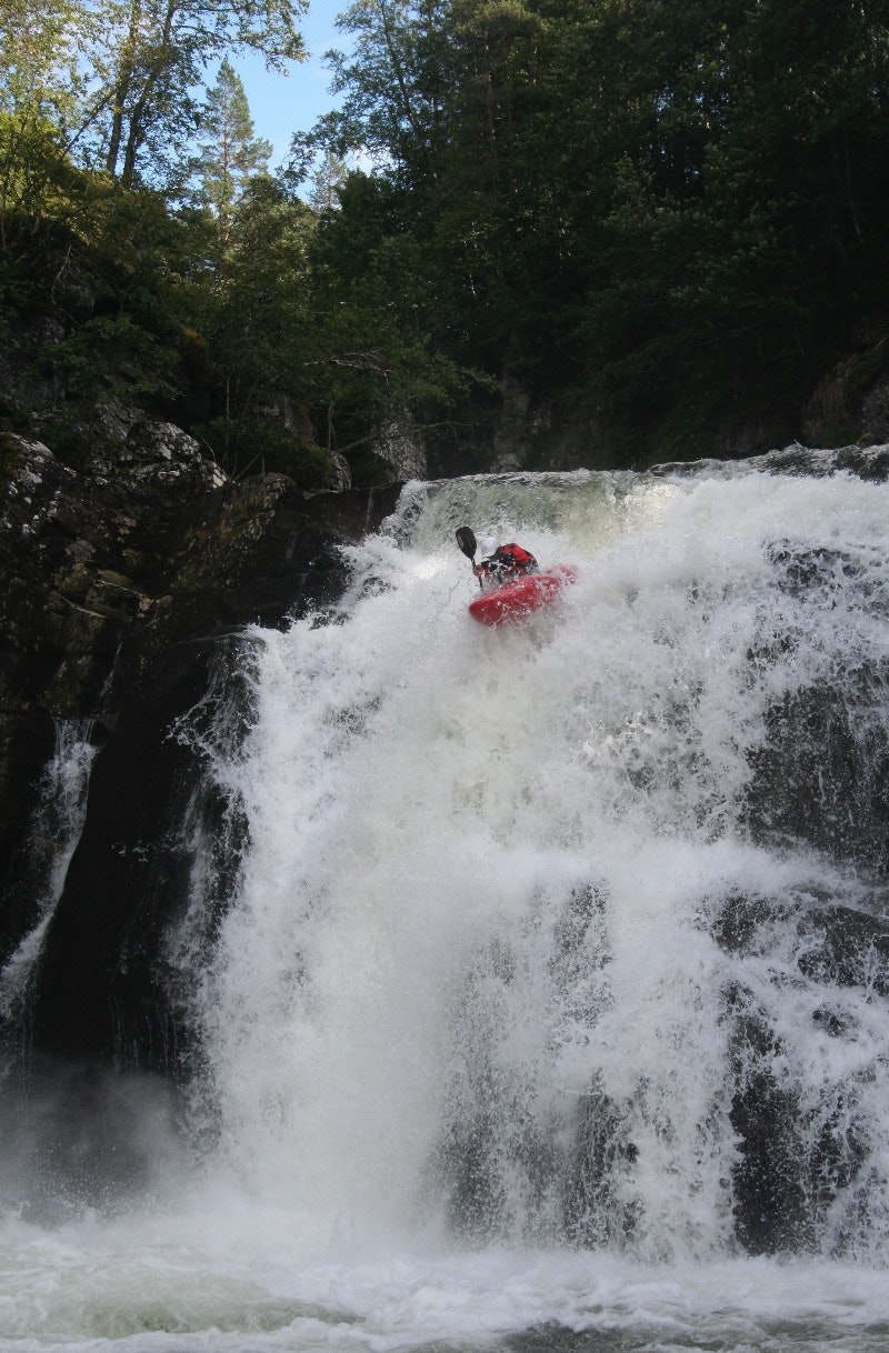 ← SJELDEN VARE: Det fins knapt bilder fra Flemmings herjinger over hele verden på 90-tallet og starten på dette årtusenet. Her er ett av få unntak, fra elva Verzasca i Sveits i 1999. Bilde: Mark Shapiro ← SJELDEN VARE: Det fins knapt bilder fra Flemmings herjinger over hele verden på 90-tallet og starten på dette årtusenet. Her er ett av få unntak, fra elva Verzasca i Sveits i 1999. Bilde: Mark Shapiro