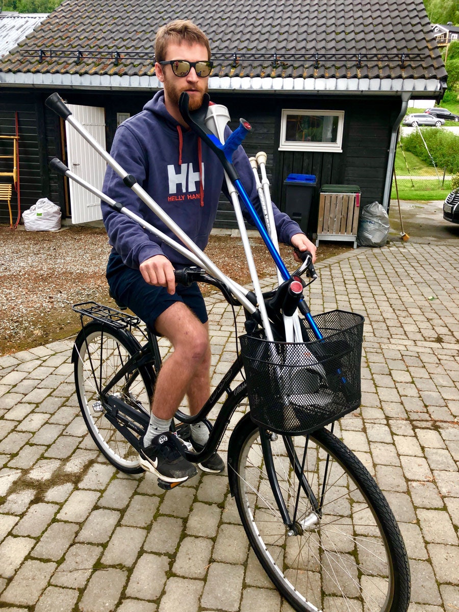 MULTITASKING: Henrik Gangsø på sykkeltur med krykker.