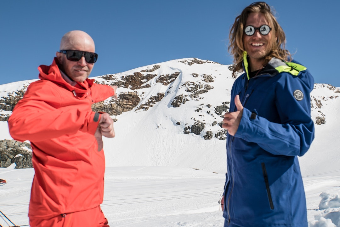 BRATT: Bård Smestad og Wille Lindberg står igjen med litt forskjellig erfaring etter at de tok seg ned renna i bakgrunnen (som faktisk ligger midt i Folgefonna Skisenter, rett til venstre for heisen. Bilde: Christian Nerdrum BRATT: Bård Smestad og Wille Lindberg står igjen med litt forskjellig erfaring etter at de tok seg ned renna i bakgrunnen (som faktisk ligger midt i Folgefonna Skisenter, rett til venstre for heisen. Bilde: Christian Nerdrum