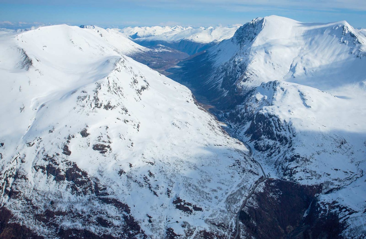 Rutene opp og ned frå Grandesætra til Eidshornet.  Foto: Håvard Myklebust.