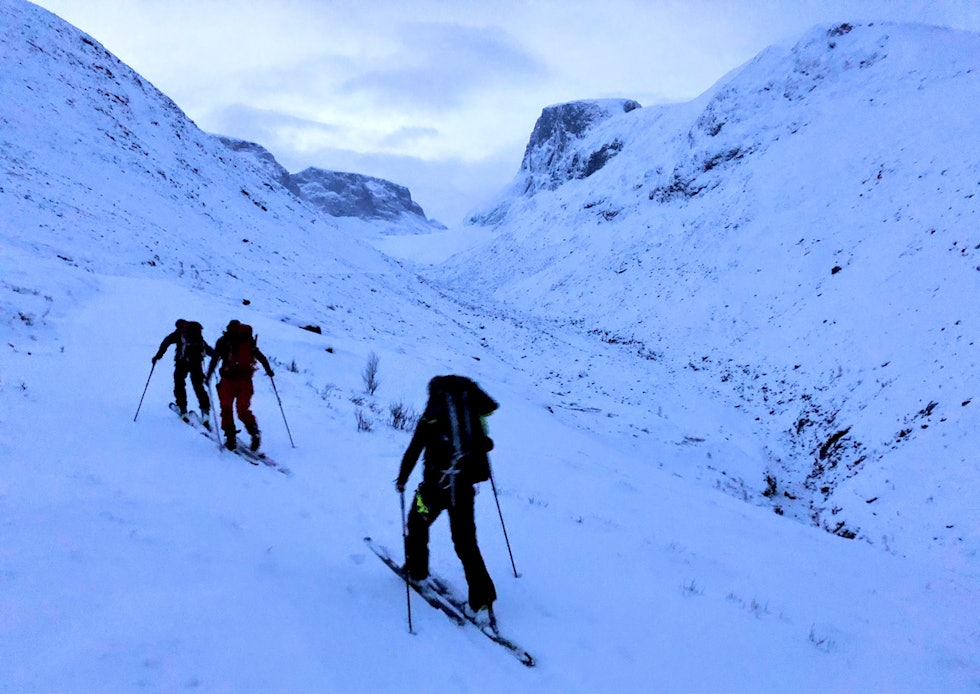 TIDLIG: Ikke enorme snømengder på vei opp mot breen, men Brånåvegen gjør det greit å ta seg frem. Foto: Bjørn Lytskjold Galdhøpiggen topptur