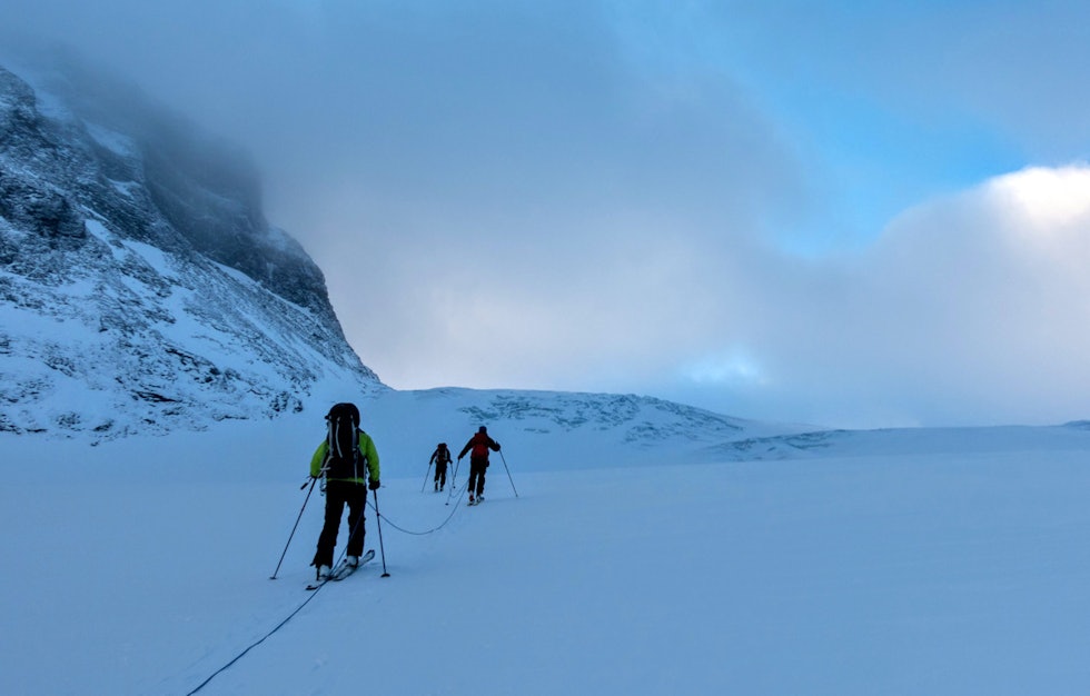 BRE: Tauet må fram på Storjuvbrean. Foto: Helge Smebye BRE: Tauet måtte fram på breen.